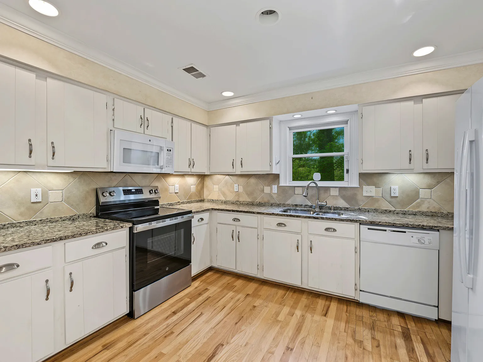 3 bed, 1400 sqft, $2,400 — Photo 3