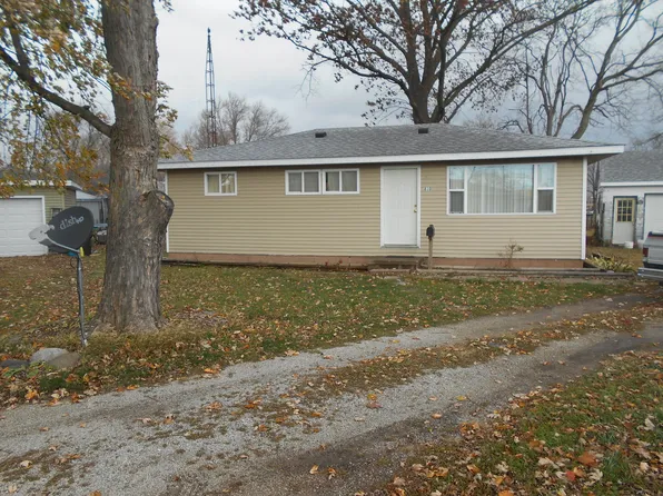 810 E Ficklin St, Tuscola, IL 61953