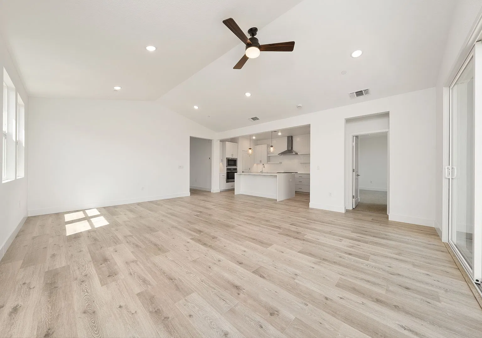 Beautiful home in "Canyon at the Ranch" 5 bedroom 3 full bath — Photo 4