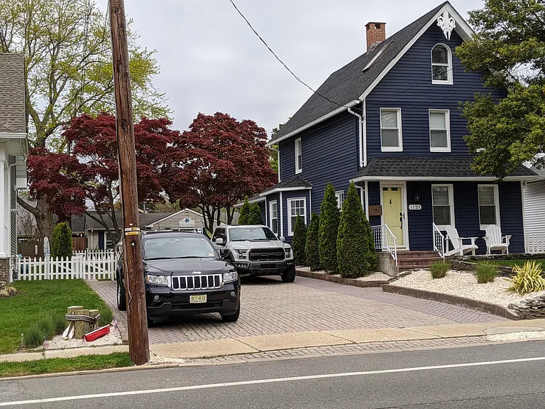 1121 Bay Ave — Photo 1