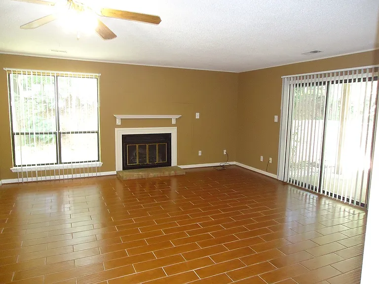 110 Manhattan Ct — Photo 3