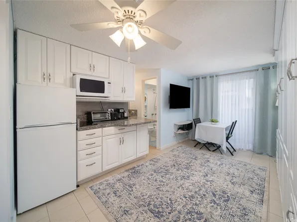2463 Kuhio Ave APT 504, Honolulu, HI 96815