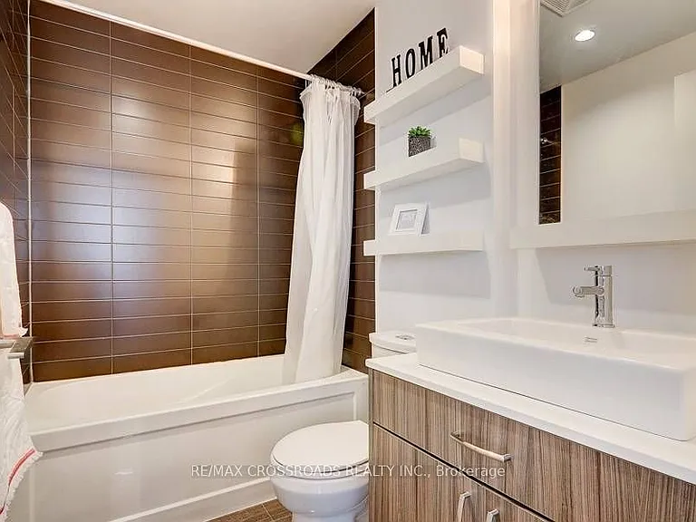 9201 Yonge St #1704 — Photo 7
