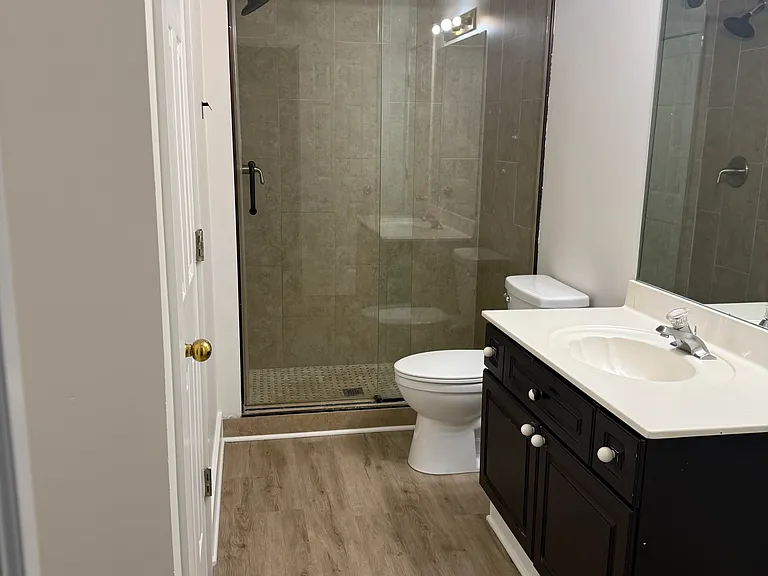 2nd restroom upstairs that has entry from the 2 rooms.
