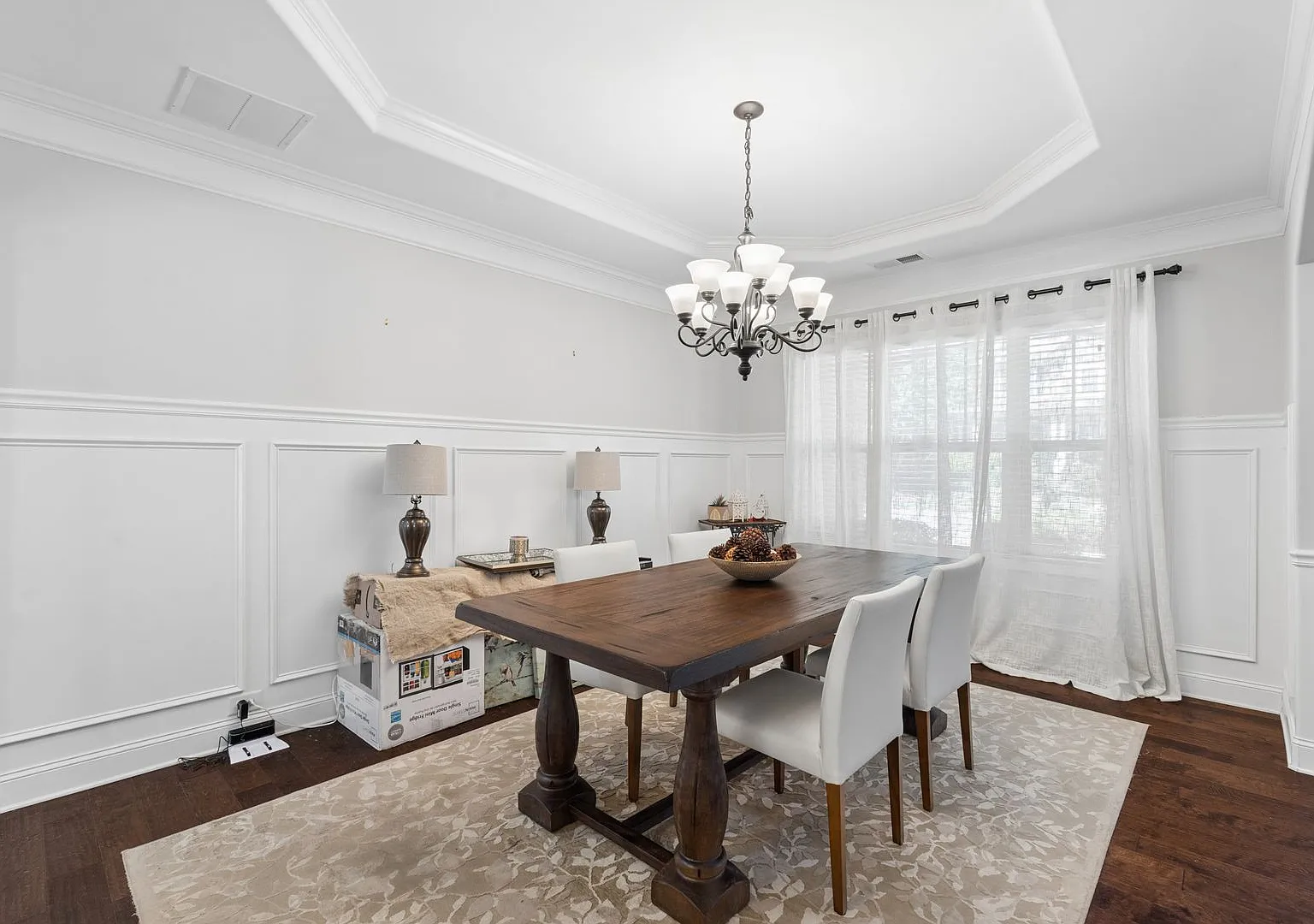 Spacious & Inviting Home in a Convenient Location — Photo 4