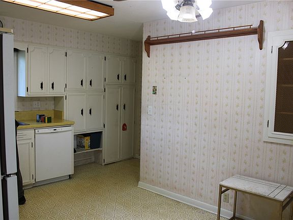 4th image of 1810 Lloyd Avenue