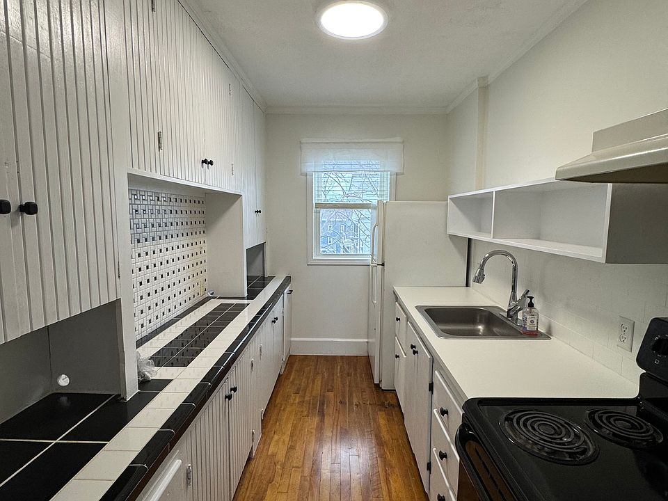 1st image of 70 Edward St #3