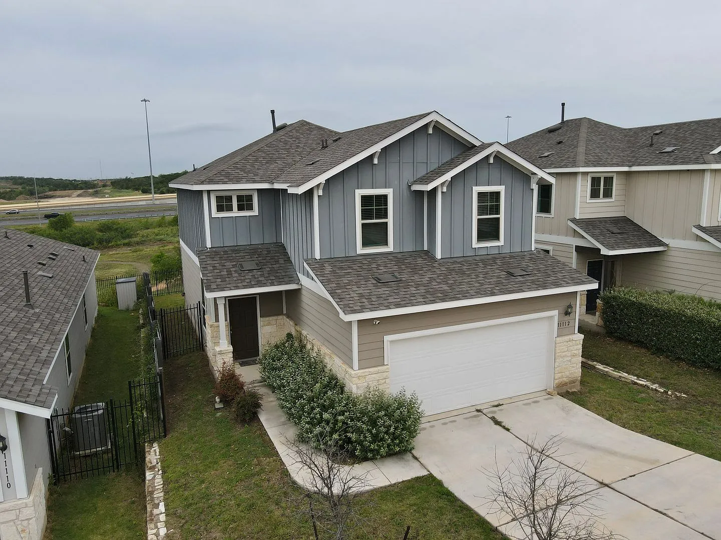 Beautiful 3 Bed, 2.5 Bath Home with 2-Car Garage in Manor! — Photo 1