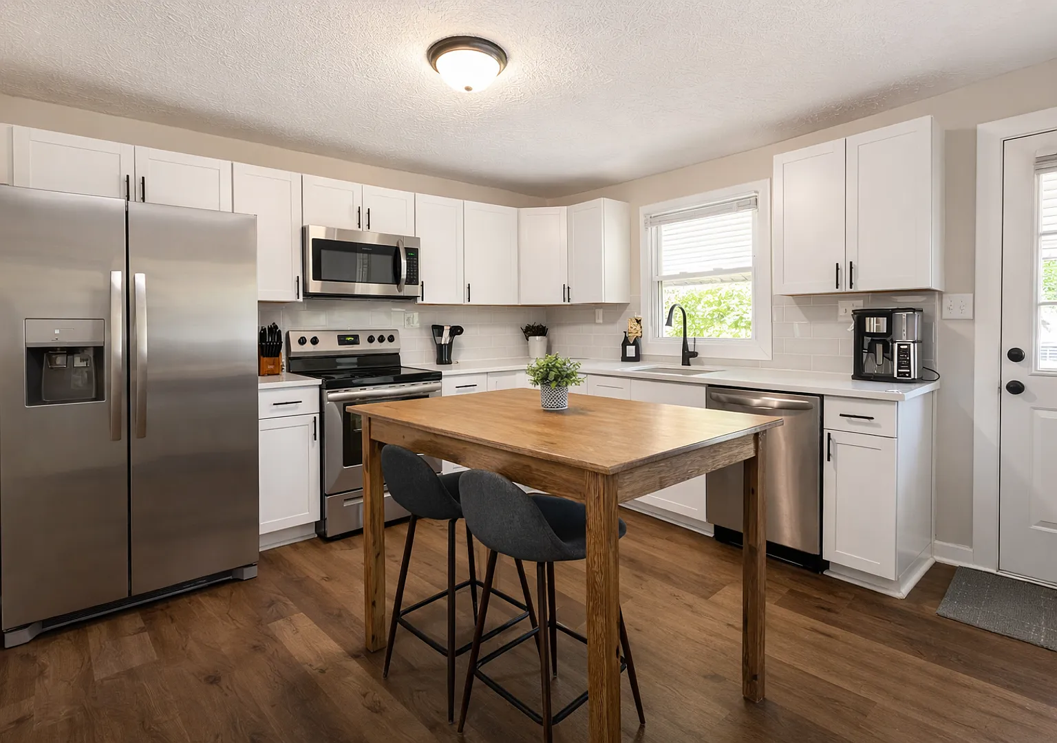 Fully Furnished 3BR Home | Walk to Downtown Noblesville — Photo 2