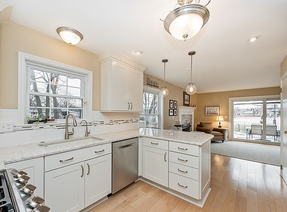 4th image of 30W010 Huntington Dr