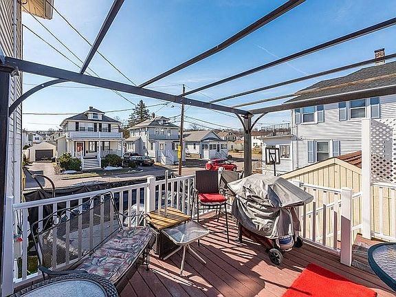 3rd image of 555 Newport Ave