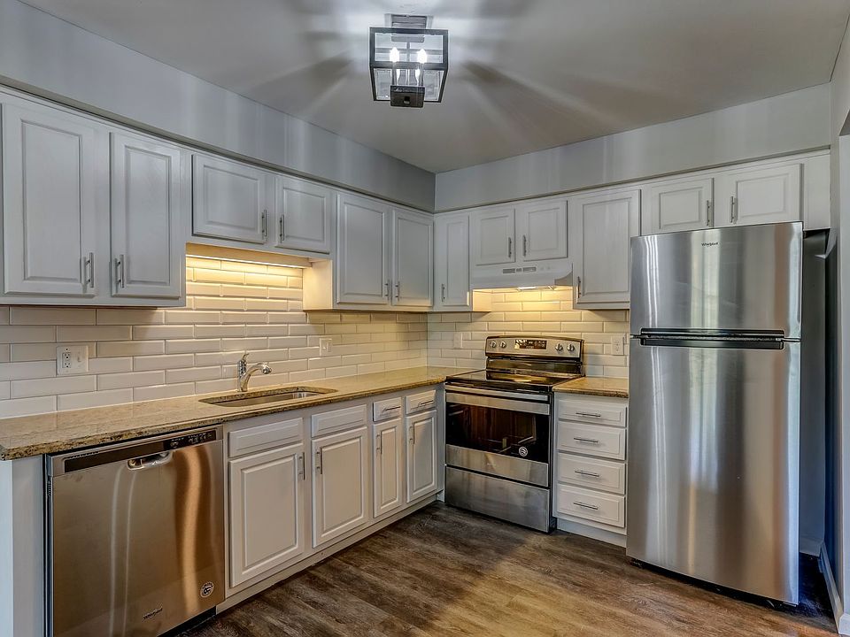1st image of 32023 W Forteen Mile Rd #205