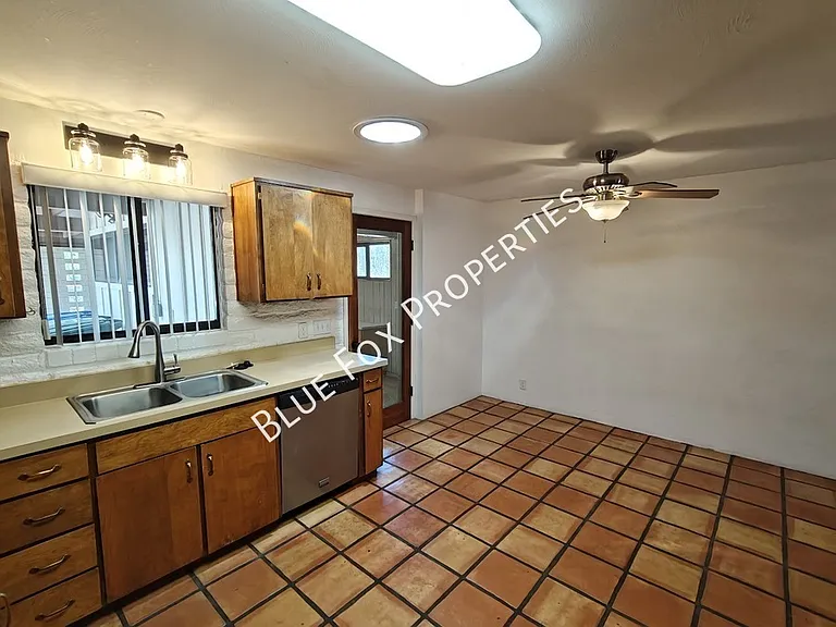 2781 W Calle Carapan — Photo 6