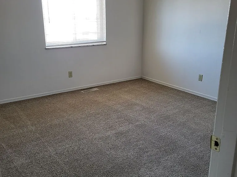 Yorktowne Apartments — Photo 8