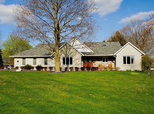 1194 Rolling Hills Dr, Howell, MI 48843