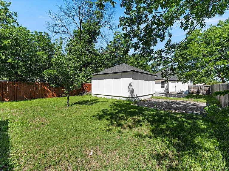 2212 Clay Ave — Photo 13