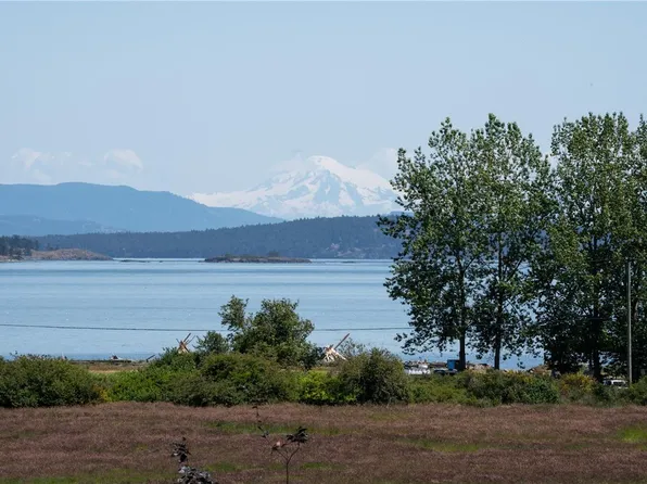 7003 Beach View Ct, Central Saanich, BC V8M 2J7