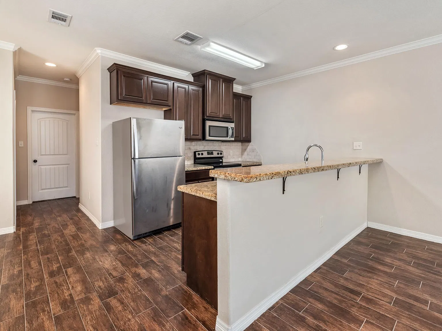 5 bed, 1950 sqft, $4,000 — Photo 3