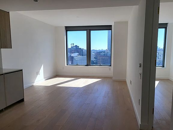 4th image of 3 Court Sq #1710