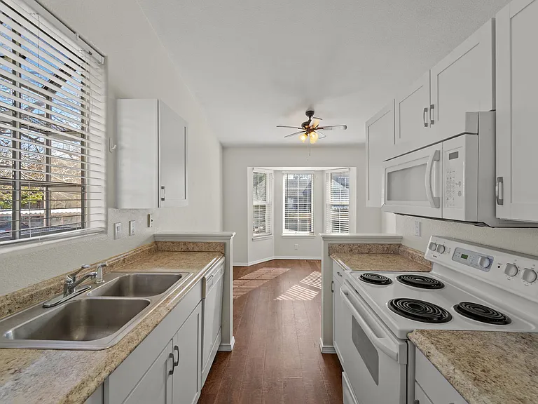 6082 Colony Cir — Photo 10