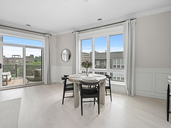 4th image of 3534 N Hermitage Ave #403