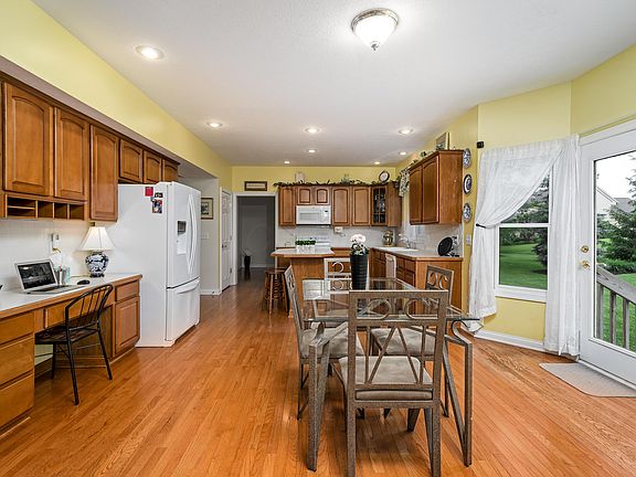 4th image of 9096 Cotswold Dr