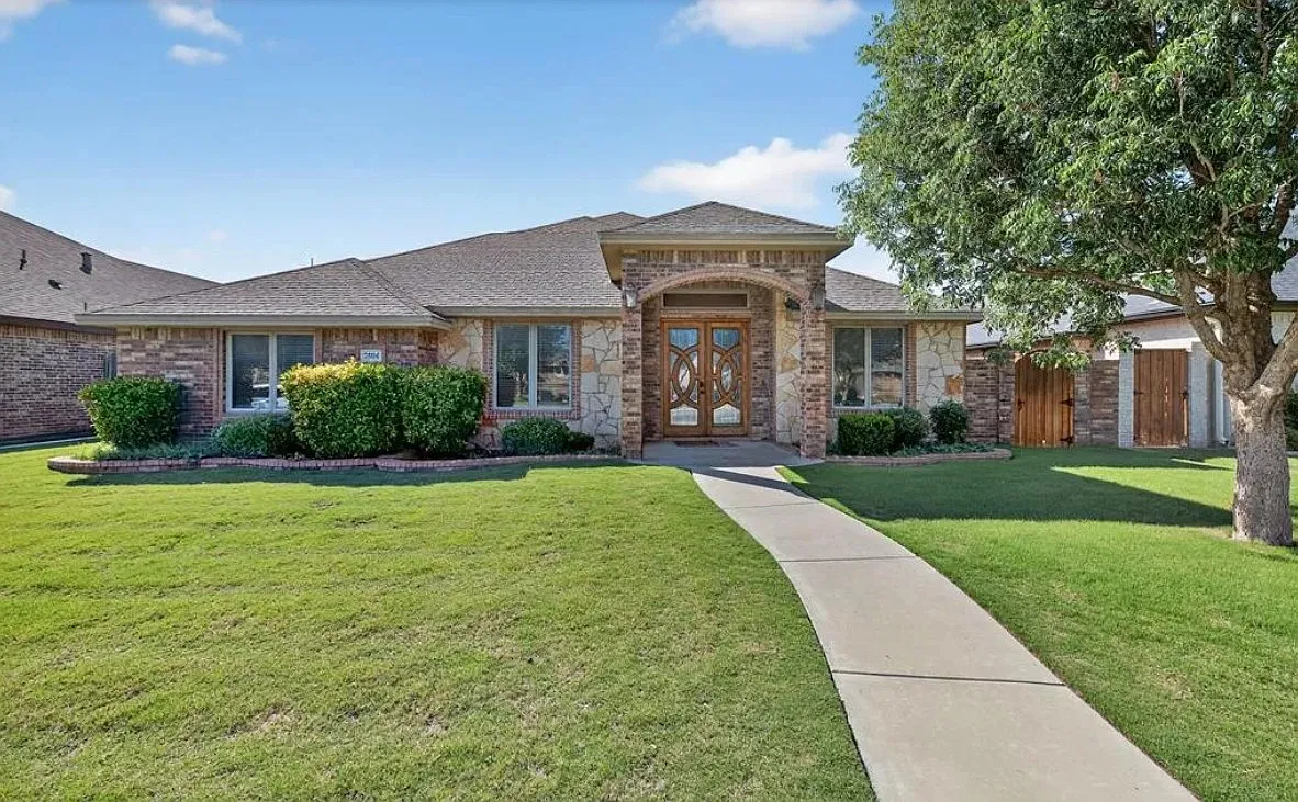 4 bed, 2564 sqft, $4,300 — Photo 1