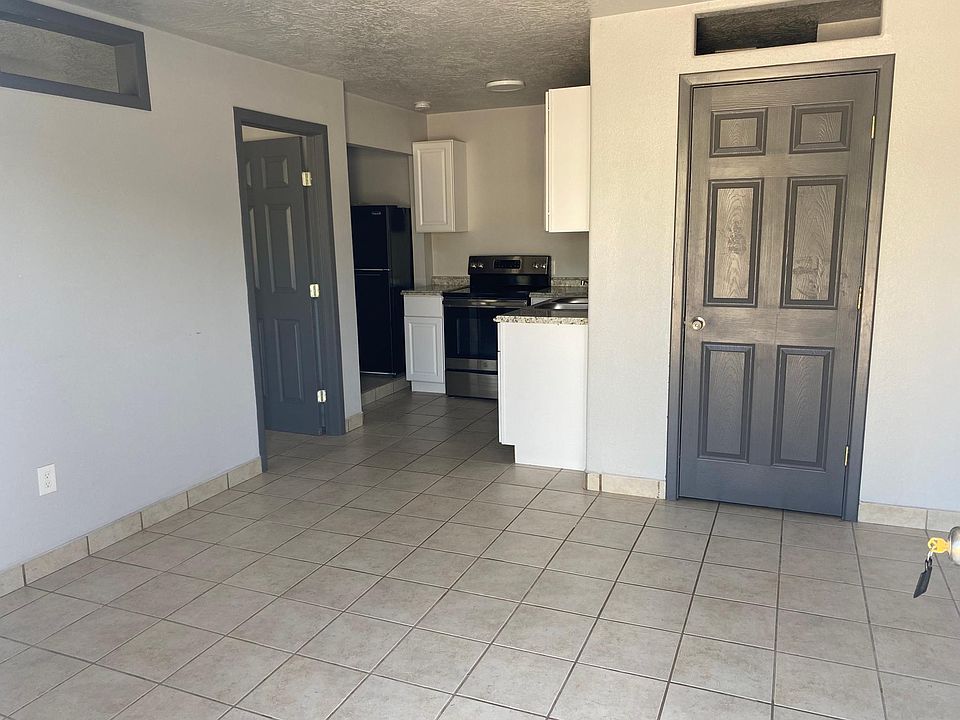 1st image of 902 1/2 W Bullock Ct