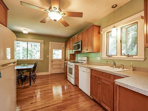 4th image of 161 Walnut Ave