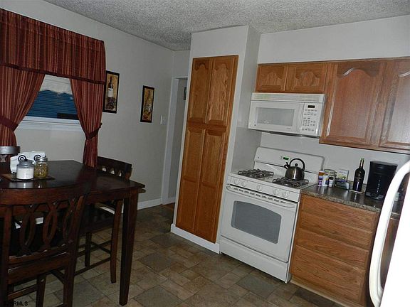 5th image of 230 W Wyoming Ave