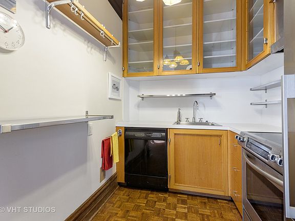 4th image of 2800 N Pine Grove Ave Unit 8D