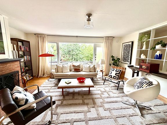 3rd image of 215 Santa Margarita Dr