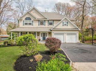 25 Munroe Ave, Mount Sinai, NY 11766