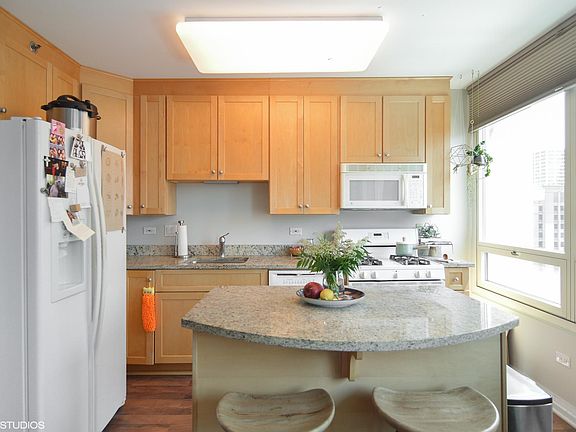 4th image of 33 W Ontario St APT 25D