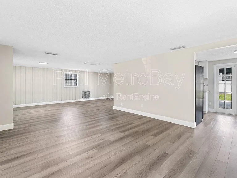 6121 N Falkenburg Rd — Photo 5