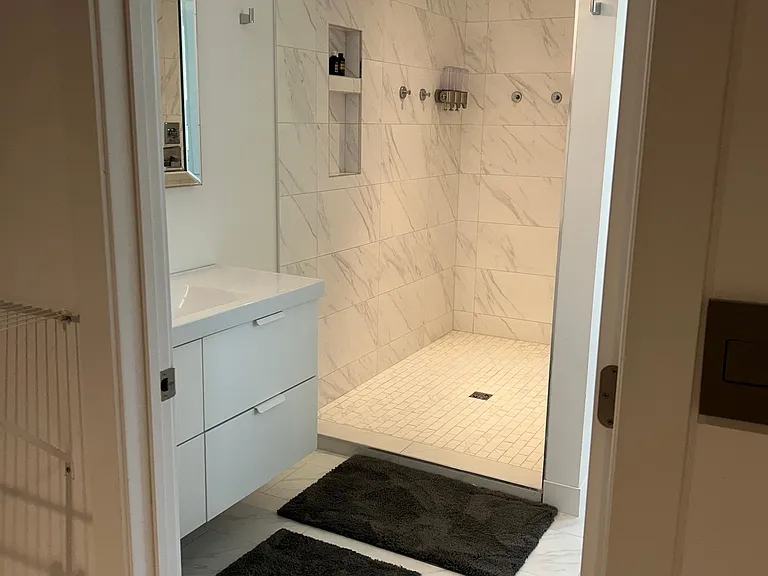 306 Regina Ave S #1 — Photo 2
