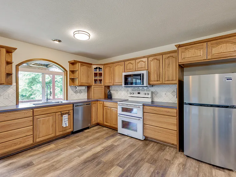 Upper Level
+Refrigerator/Dishwasher (2026)
+Double stove
+Dishwasher
+Garbage disposal
+Microwave
+4 burner oven (electric)(convection)