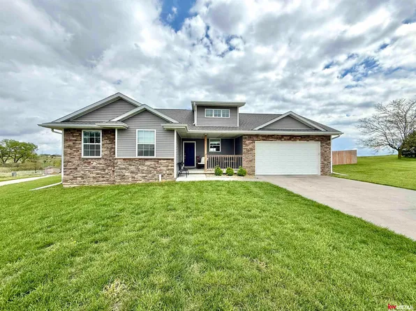 120 Snow Valley Cir, Palmyra, NE 68418