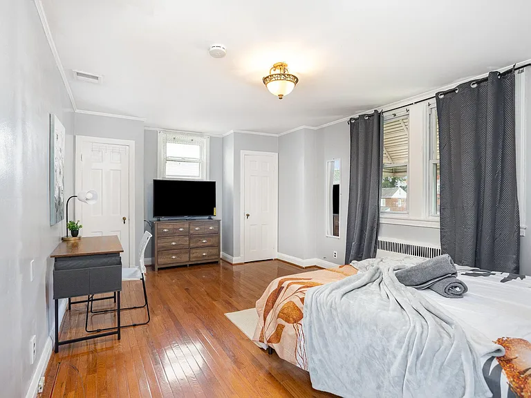 Big bed room with a Queen bed , doble closet, work space.