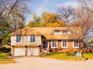 902 Berkley Cir, Papillion, NE 68046