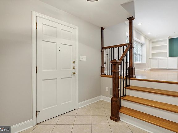 3rd image of 928 Doncaster Dr