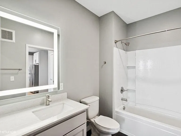 Lago Apartments — Photo 182