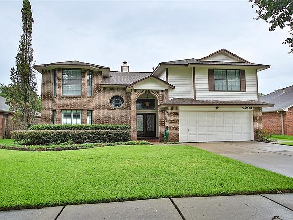 3rd image of 2204 Castle Dr
