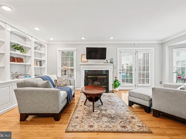 913 Rolfe Pl, Alexandria, VA 22314