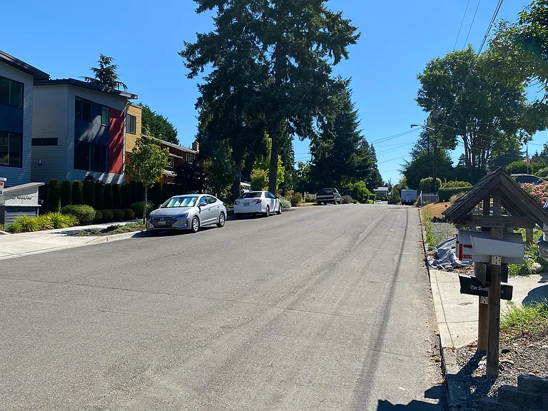 Dead end road very little traffic noise and plenty of street parking.