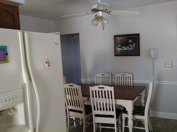 Eat-in cheery kitchen!