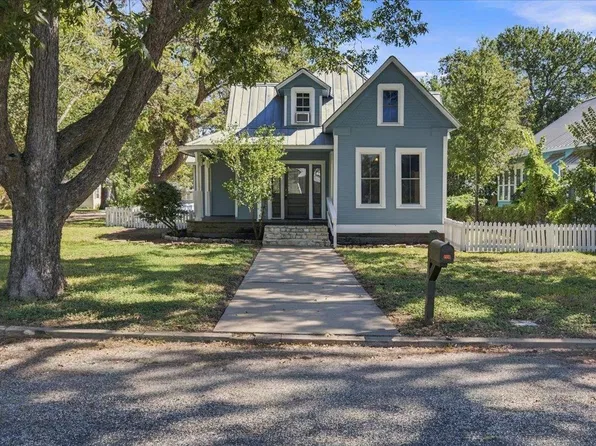710 Gresham St, Smithville, TX 78957