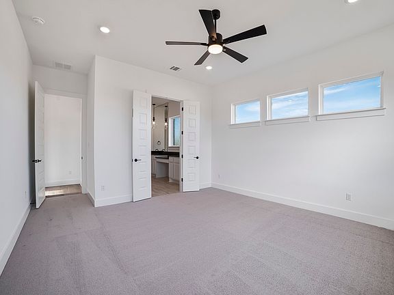 4th image of 209 Medallion St