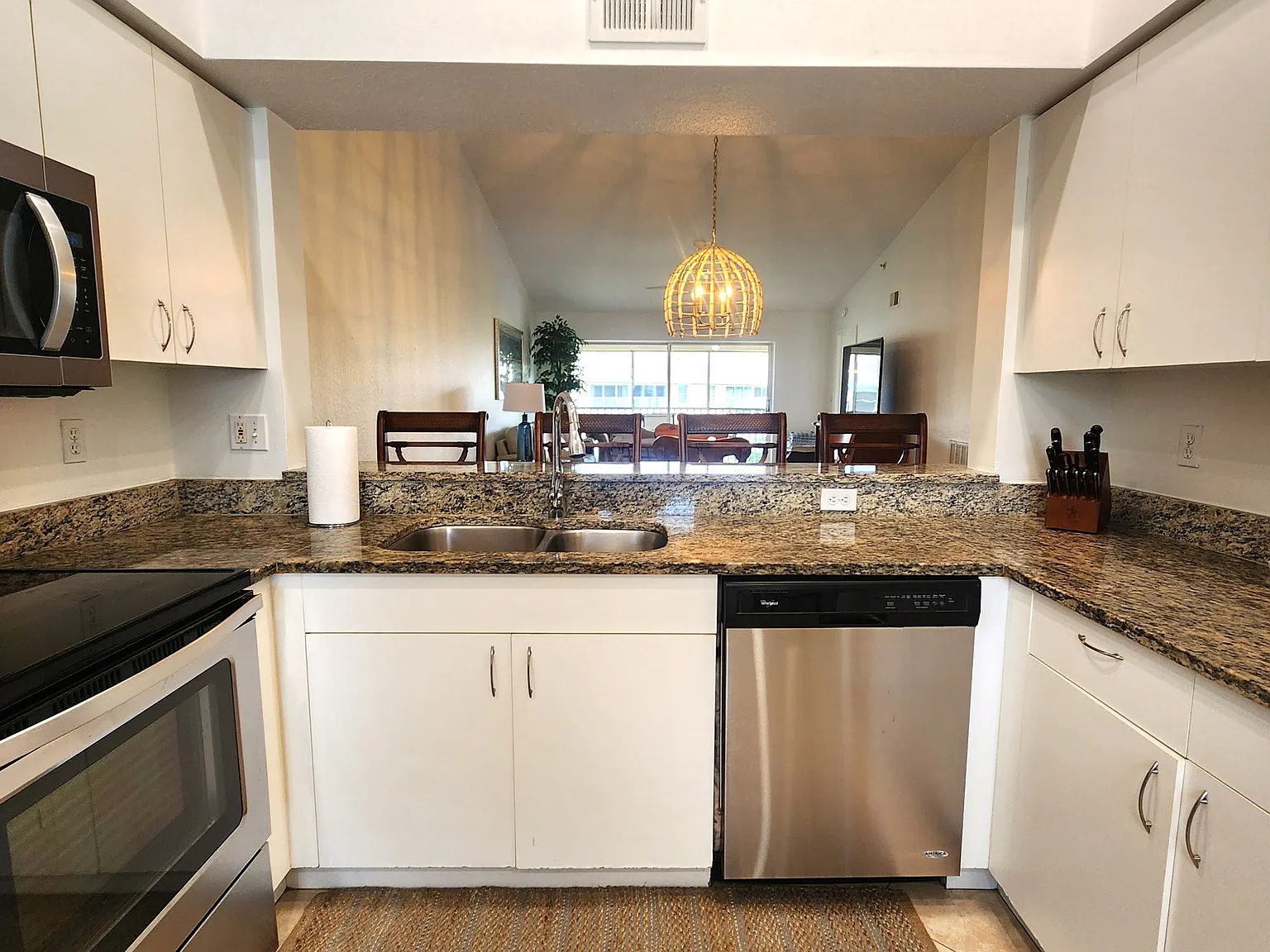 9640 Victoria Lane - C-305 — Photo 4
