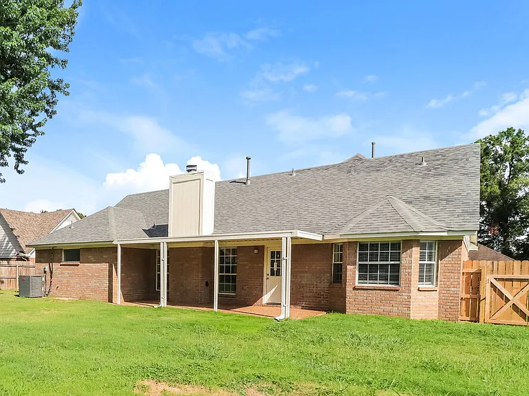 6752 Oakmoor Cir S — Photo 16